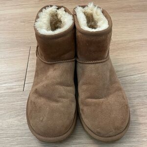 UGG mini chestnut size 7